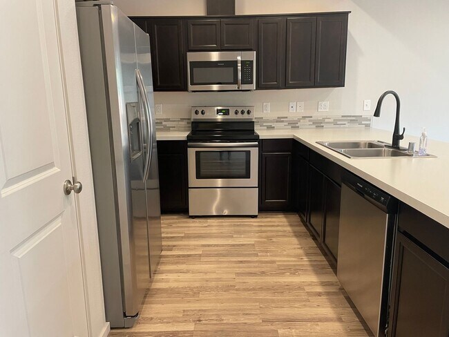 Building Photo - 3 Bedroom Townhome w/FULLY FENCED YARD & G...