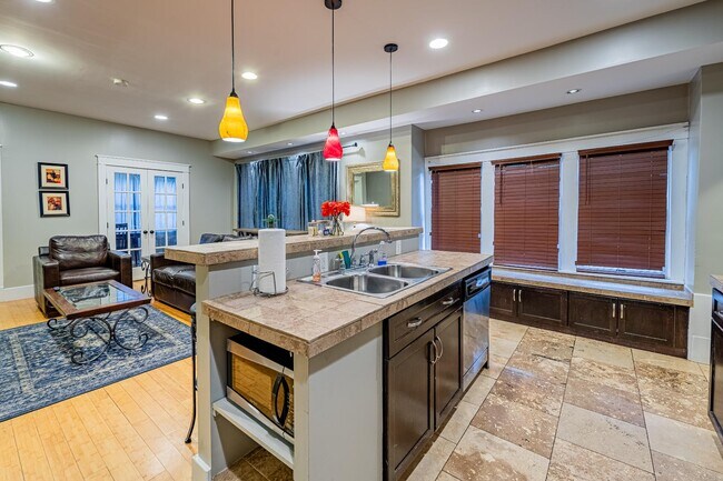 Building Photo - 902 Marquette Ave NW