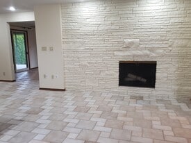 Building Photo - 1727 E Pinecrest Rd