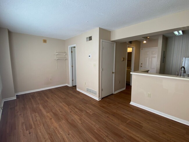 Building Photo - 1600 Park Cir