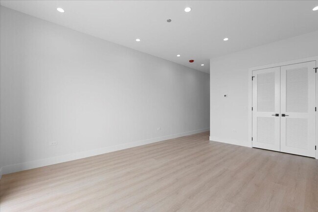 Building Photo - 904 W Dakin St