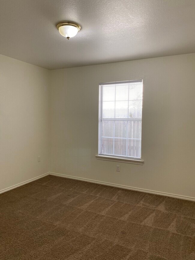 Building Photo - 3 bed 2 bath home, large backyard!