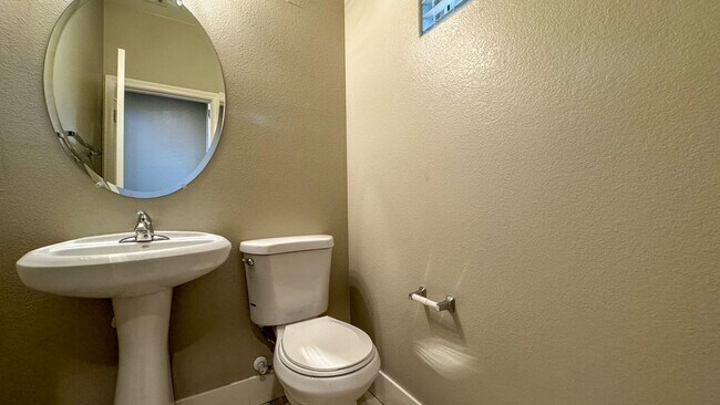 Building Photo - 4-bed, 2.5 bath, 2,498 sq ft home in Mount...