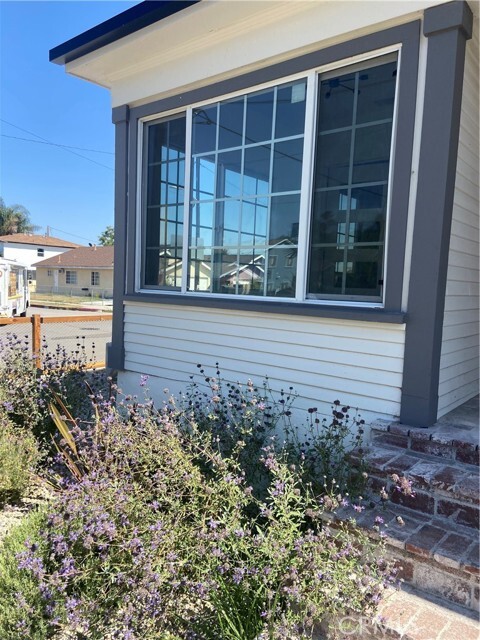 Building Photo - 4050 Floral Dr
