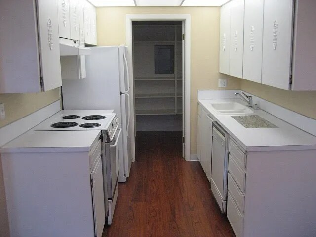 Building Photo - 5575 E Evergreen Blvd