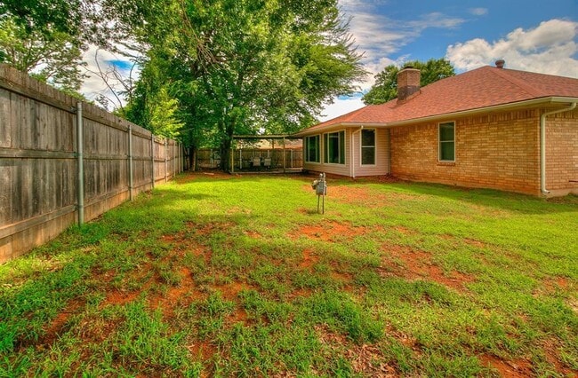 Building Photo - 100 3 Oaks Dr
