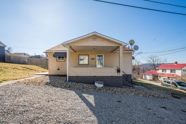 Building Photo - Beautiful 2 bedroom home in Port Vue available August 15!