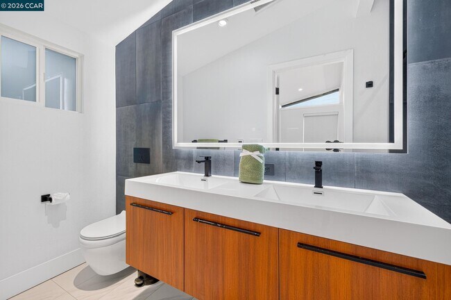 Building Photo - 3360 Esperanza Dr