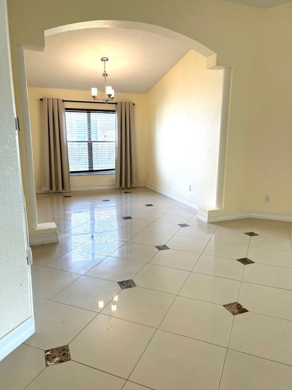Building Photo - 2817 Maguire Dr