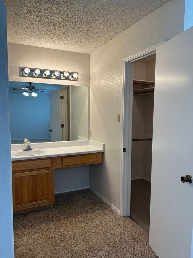 Building Photo - Beautiful 3 Bedroom, 2.5 Bathroom Townhome...