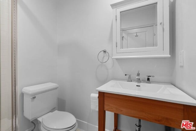 Building Photo - 619 S Sycamore Ave