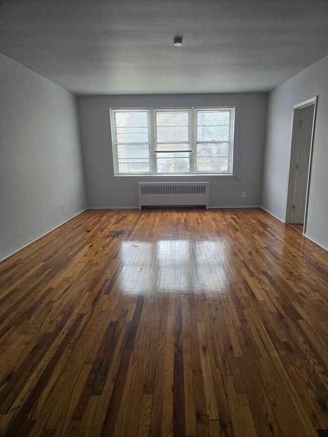 Building Photo - 3 bedrooms, 1.5 bathrooms.