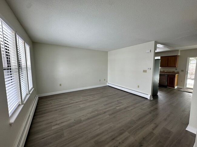 Building Photo - MOVE IN SPECIAL! Cozy 5 bedroom 2 bath Home - Erie