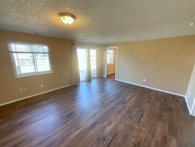 Building Photo - 5 Bedroom Home Available Near Research Pkw...