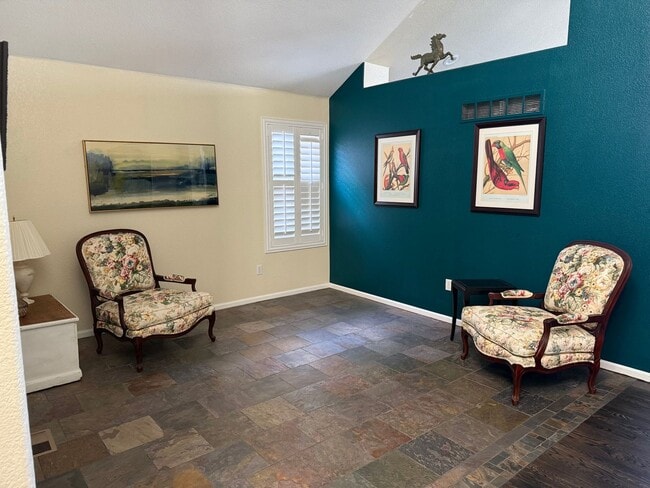 Building Photo - Beautiful Furnished 3 Bedroom/2.5 Bathroom Single Family Home with Flexible Lease terms.