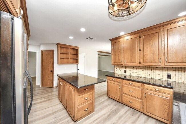 Building Photo - 3923 Cypress Lake Dr