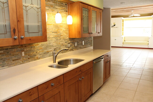 Building Photo - Beautiful 3 bdr, 2 bath SOLAR home w/large...