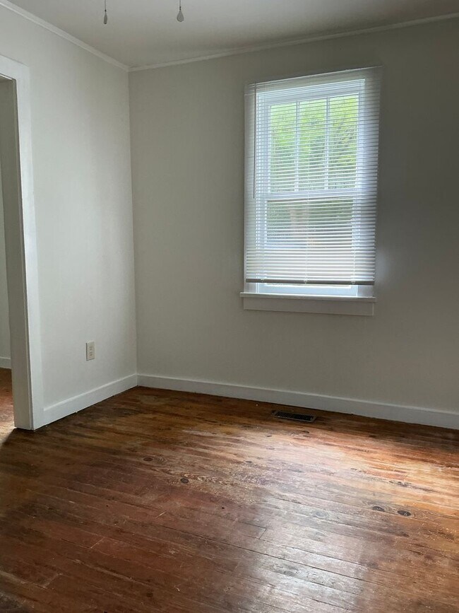 Building Photo - 3 bedroom / 1 bathroom house near St. Mary's/Beechwood/Alps Rd.