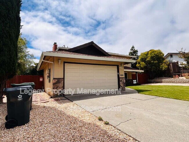 Building Photo - 493 Dahlia St