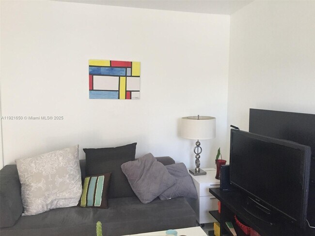 Building Photo - 3052 SW 27th Ave