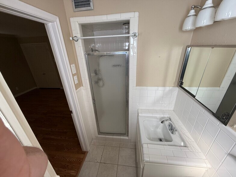 Building Photo - 8618 Baltimore Dr