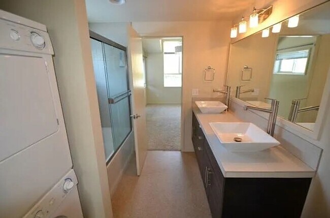 Building Photo - Two Bedroom, One and a Half Bath Townhome - Right Next to Fairmount Park