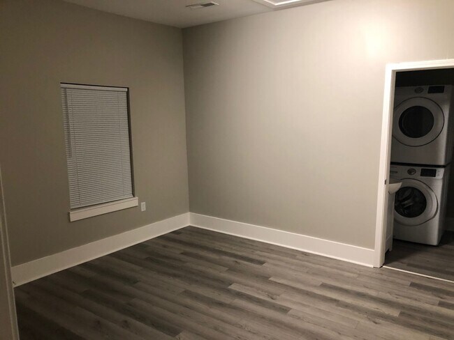 Building Photo - 1438 Indianola St