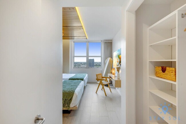 Building Photo - 4010 S Ocean Dr