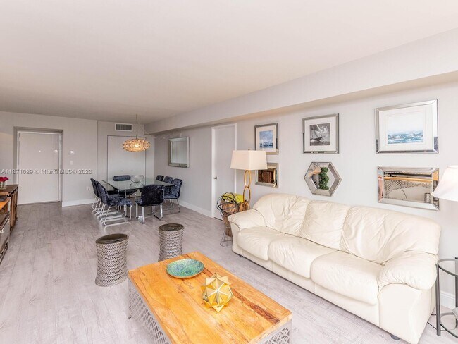 Building Photo - 3701 N Country Club Dr