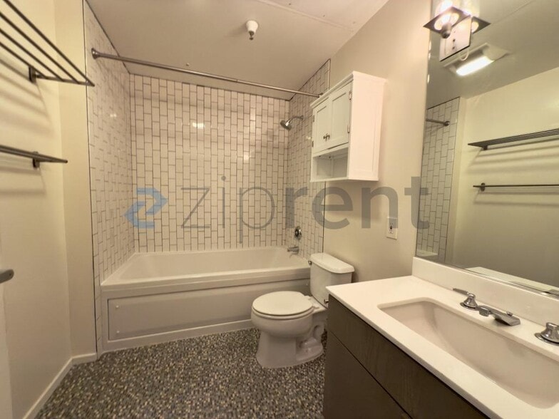 Building Photo - Unit 208