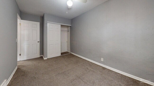 Building Photo - Elyria - updated 2 bedroom/1 bath townhouse.