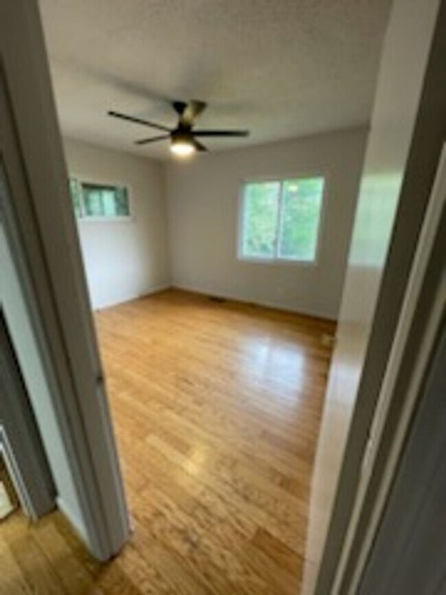 Building Photo - Large 4 Bedroom 2 Bathroom House for Rent
