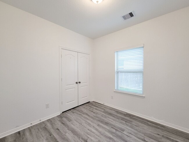 Building Photo - Discover this charming single-story home, ...
