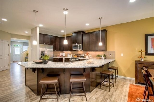 Building Photo - Beautiful 6BD/3BA home nestled in desirable Rainer Ridge neighborhood