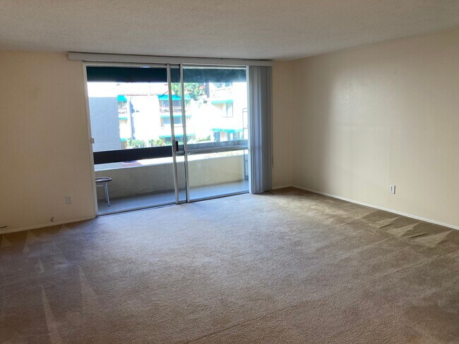 Living Room - 6455 La Jolla Blvd