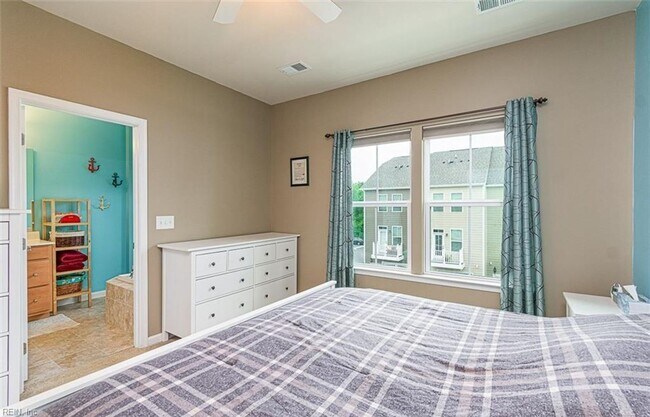 Building Photo - Gorgeous Tri-Level Condo