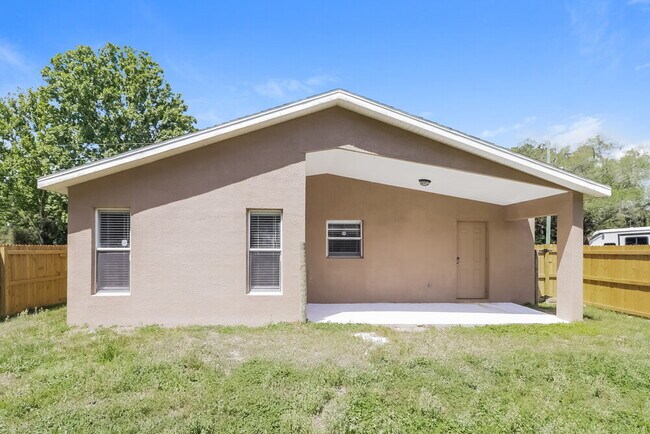 Building Photo - 3238 Riverdale Dr