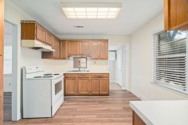 Building Photo - Cozy Living in Goose Creek!