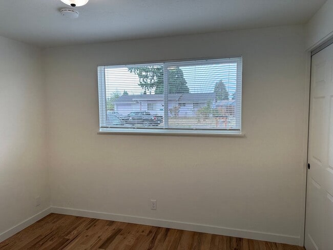 Building Photo - Beautifully updated 3 bedroom, 1 bath hous...