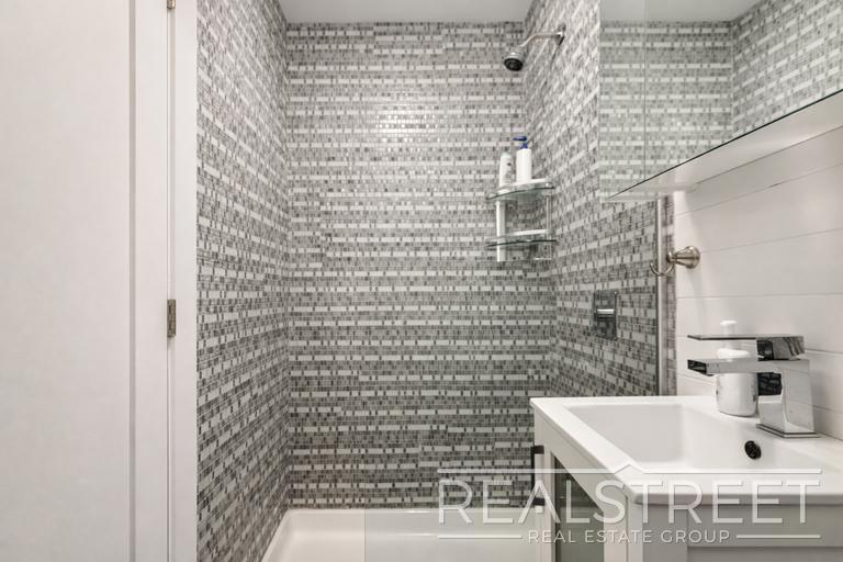 Building Photo - Crown Heights 2BR/2BA w/ In-Unit Laundry