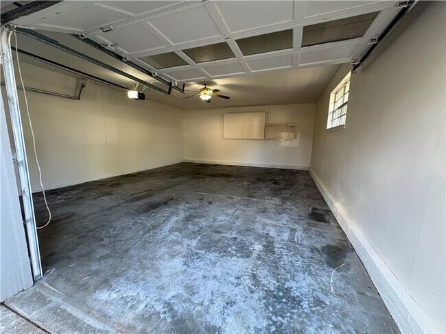 Building Photo - Spacious 4 bedroom, 2.5  bath house near B...