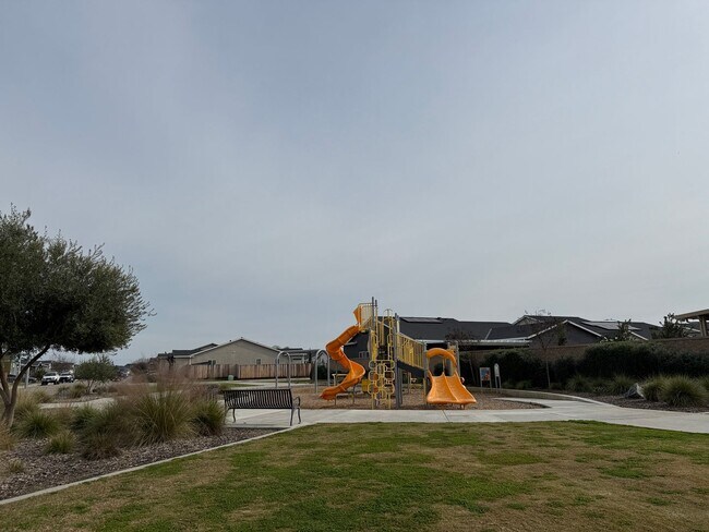 Building Photo - Just Reduced!! 3 Bedroom, 2 Bath located in of Fresno, CA