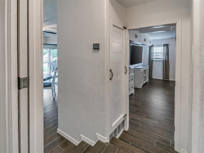 Building Photo - 621 N 16th St