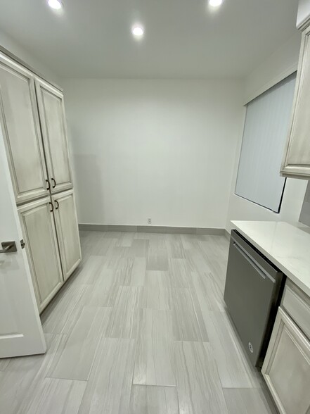breakfast area inside kitchen - 910 S Bedford St