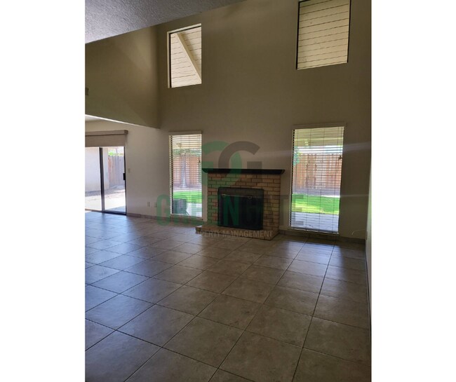 Building Photo - 2428 Woodvale Dr