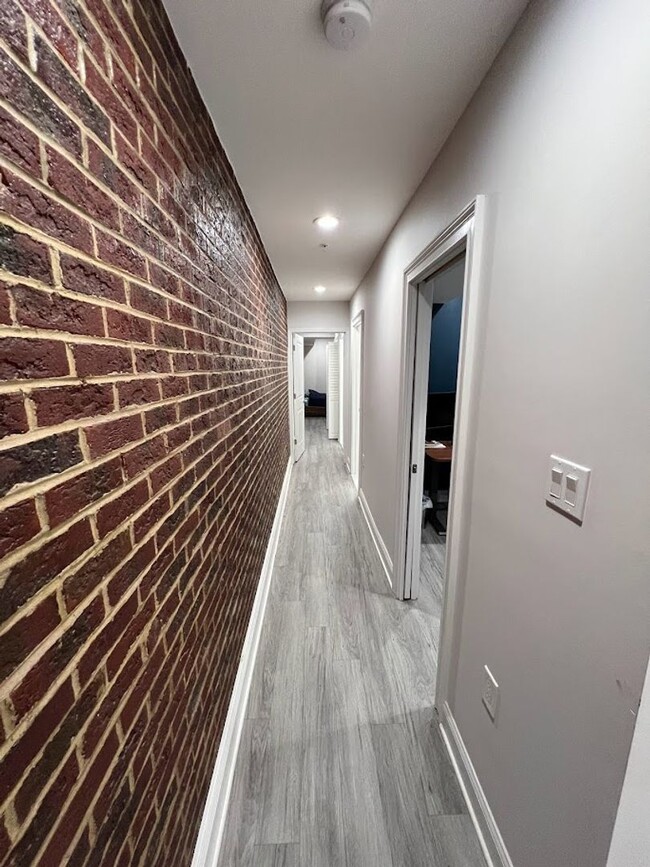 Building Photo - Newly Renovated Split Level Row Home in Tr...