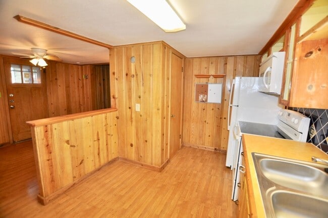 Building Photo - FOR LEASE! 1 BR - 1 BA - 1 Car Garage -  680 sf - Two-Story Apartment in a a Great Location Near ...