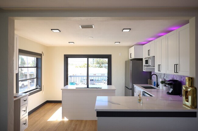 Building Photo - Fully Furnished Luxury Waterfront Unit w/in Walking Distance to the Shopping, Beach, Restaurants,...