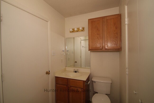 Building Photo - Stylish!