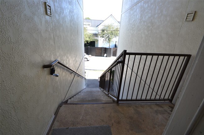 Building Photo - 304 Dell Ct